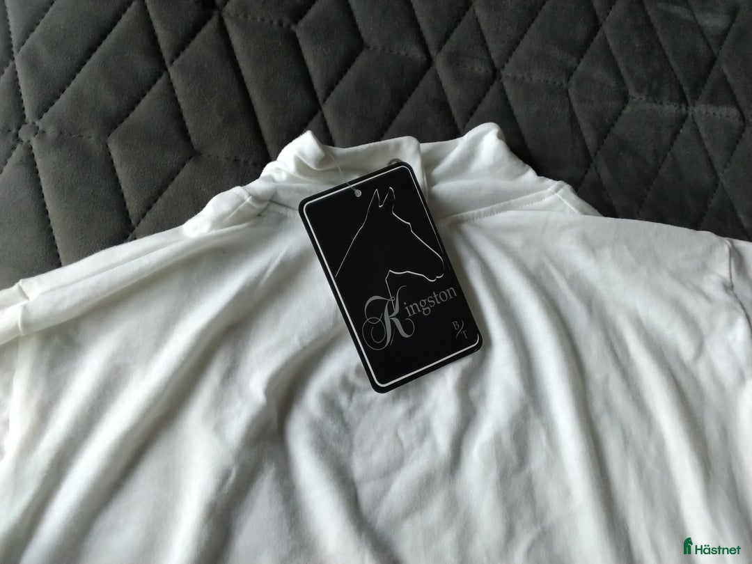 Övrigt Ridkläder ryttarutrustning till salu: Vit tävlingspolo i Ekeby - Annons 1