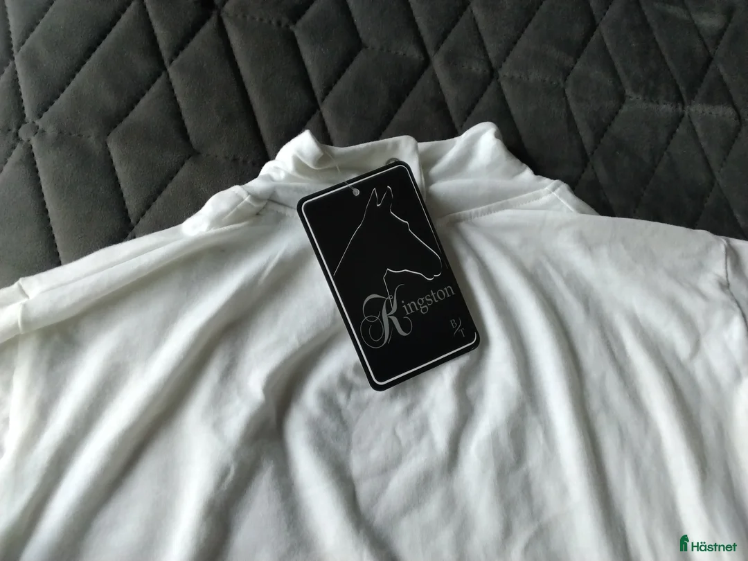 Övrigt Ridkläder ryttarutrustning till salu: Vit tävlingspolo i Ekeby - Annons 1