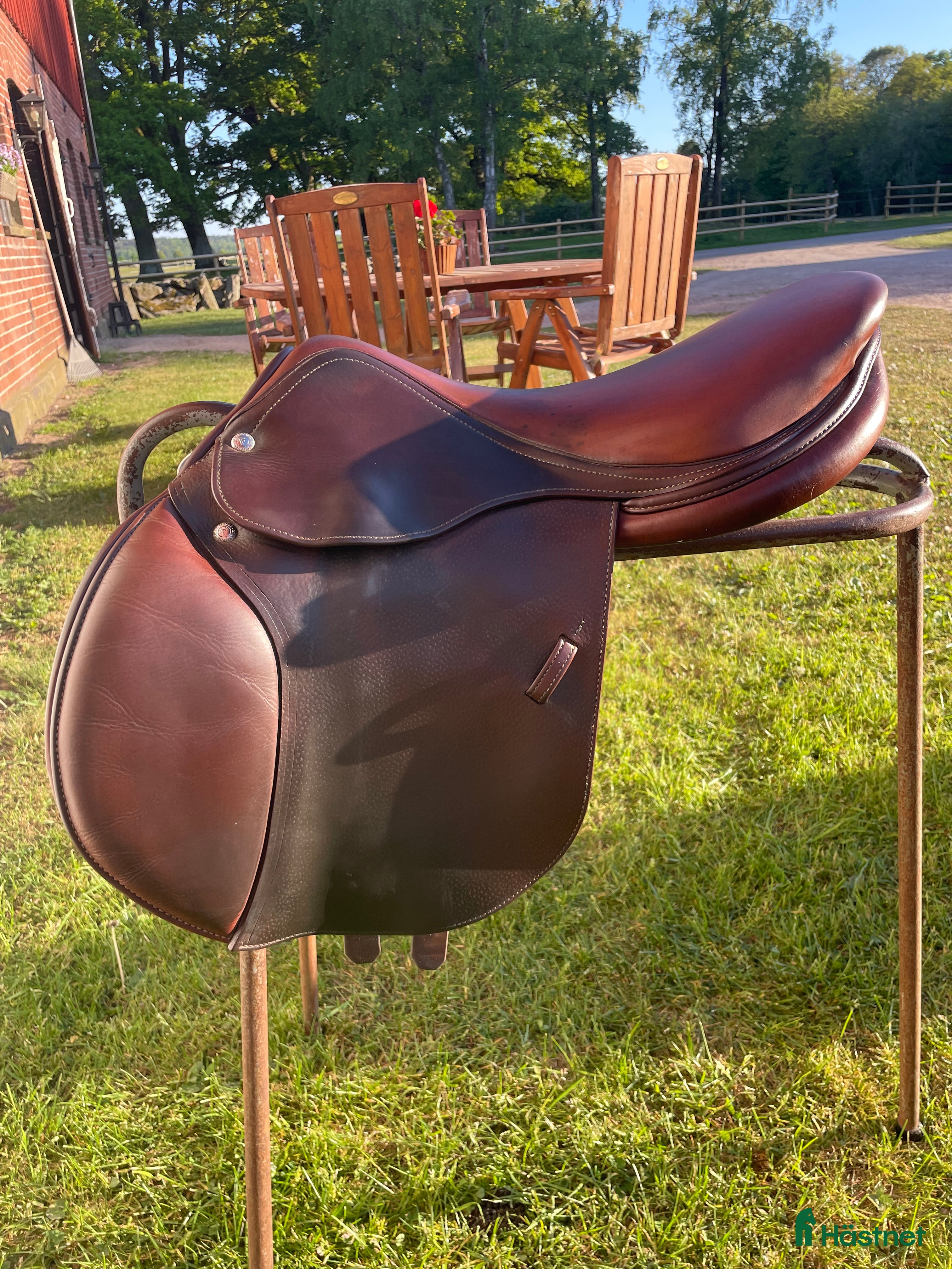 Sadlar hästutrustning till salu: Renaissance hoppsadel i Harplinge - Annons 24