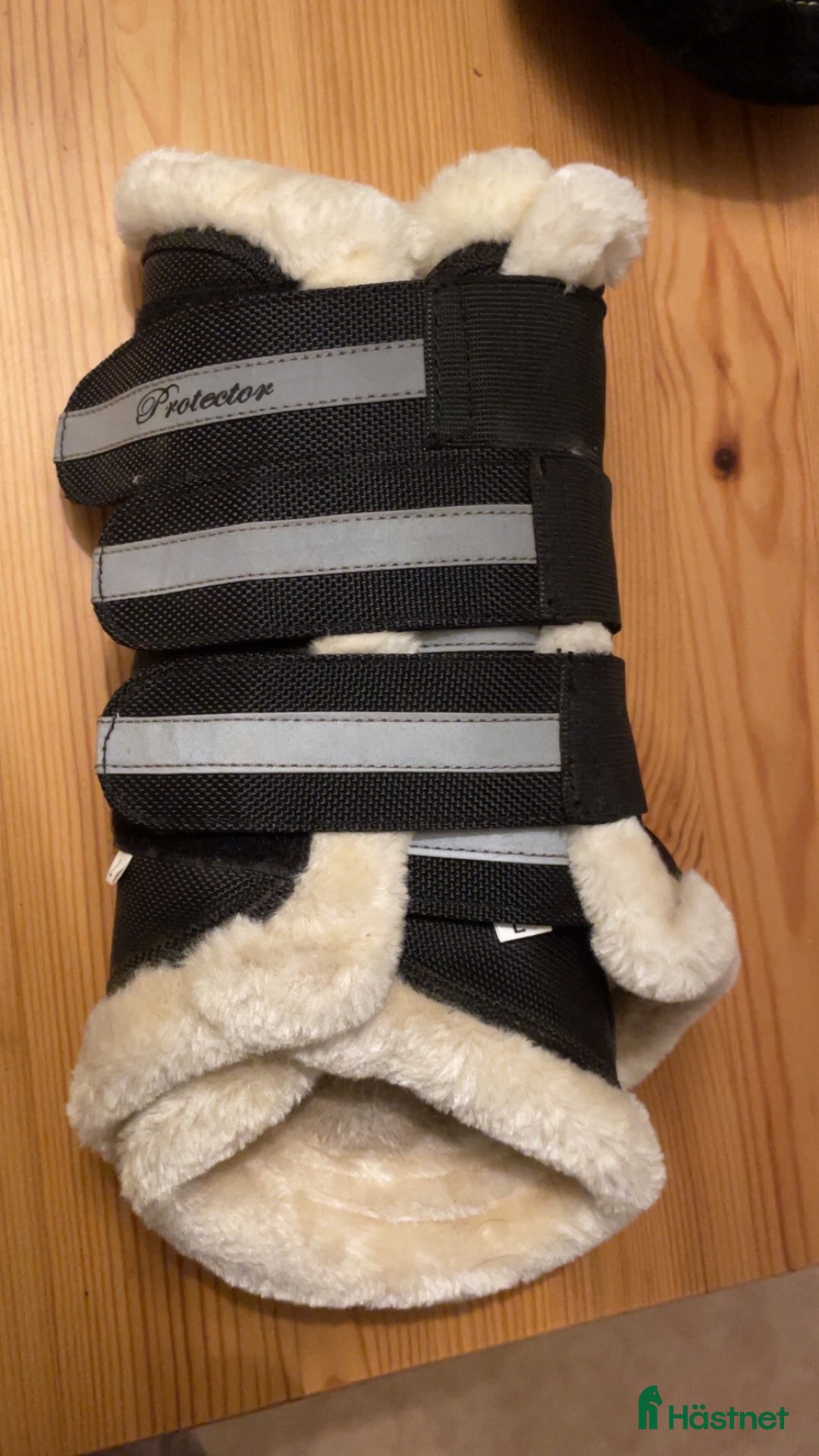 Benskydd hästutrustning till salu: Protector med reflex i Borås - Annons 1