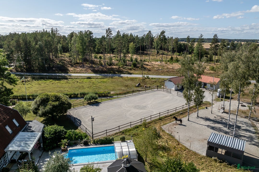  stallplats finnes: Egen del i stall på mordern hästgård nära Enköping i Stockholm - Annons 1