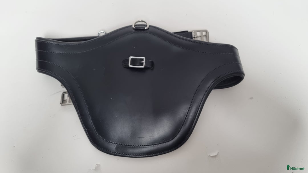 Sadeltillbehör hästutrustning till salu: Svart magplatta i Färentuna - Annons 1