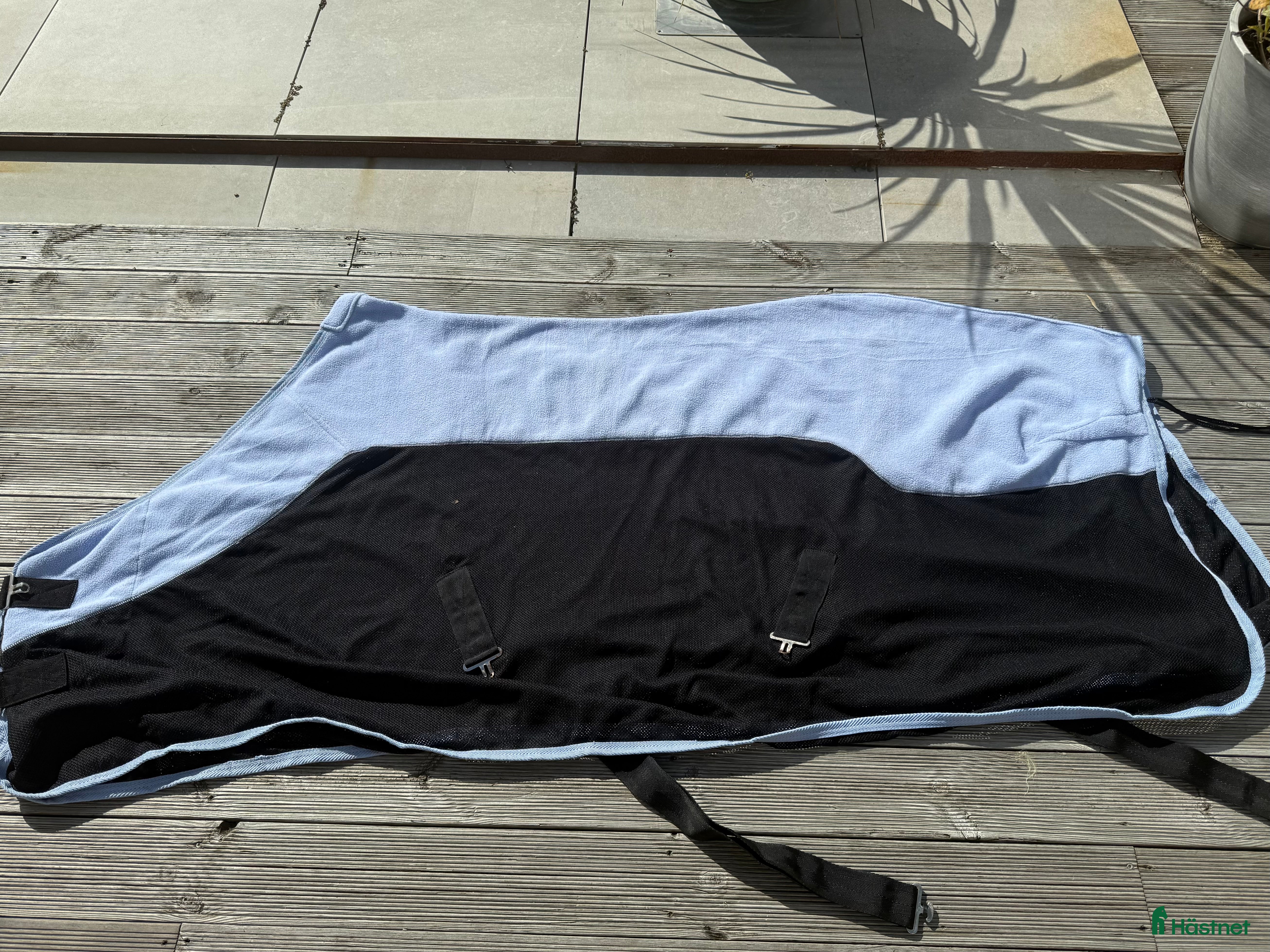 Täcken hästutrustning till salu: Svettäcke i Åkarp - Annons 2