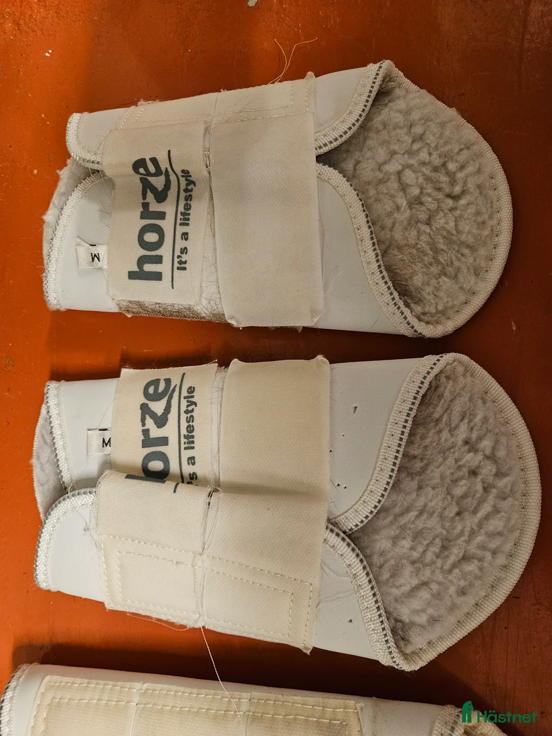 Benskydd hästutrustning till salu: Teddyfodrade benskydd från Horze i Lerum - Annons 4