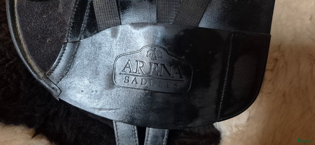 Sadlar hästutrustning till salu: Dressyrsadel Arena - sparsamt använd i Värmdö - Annons 2