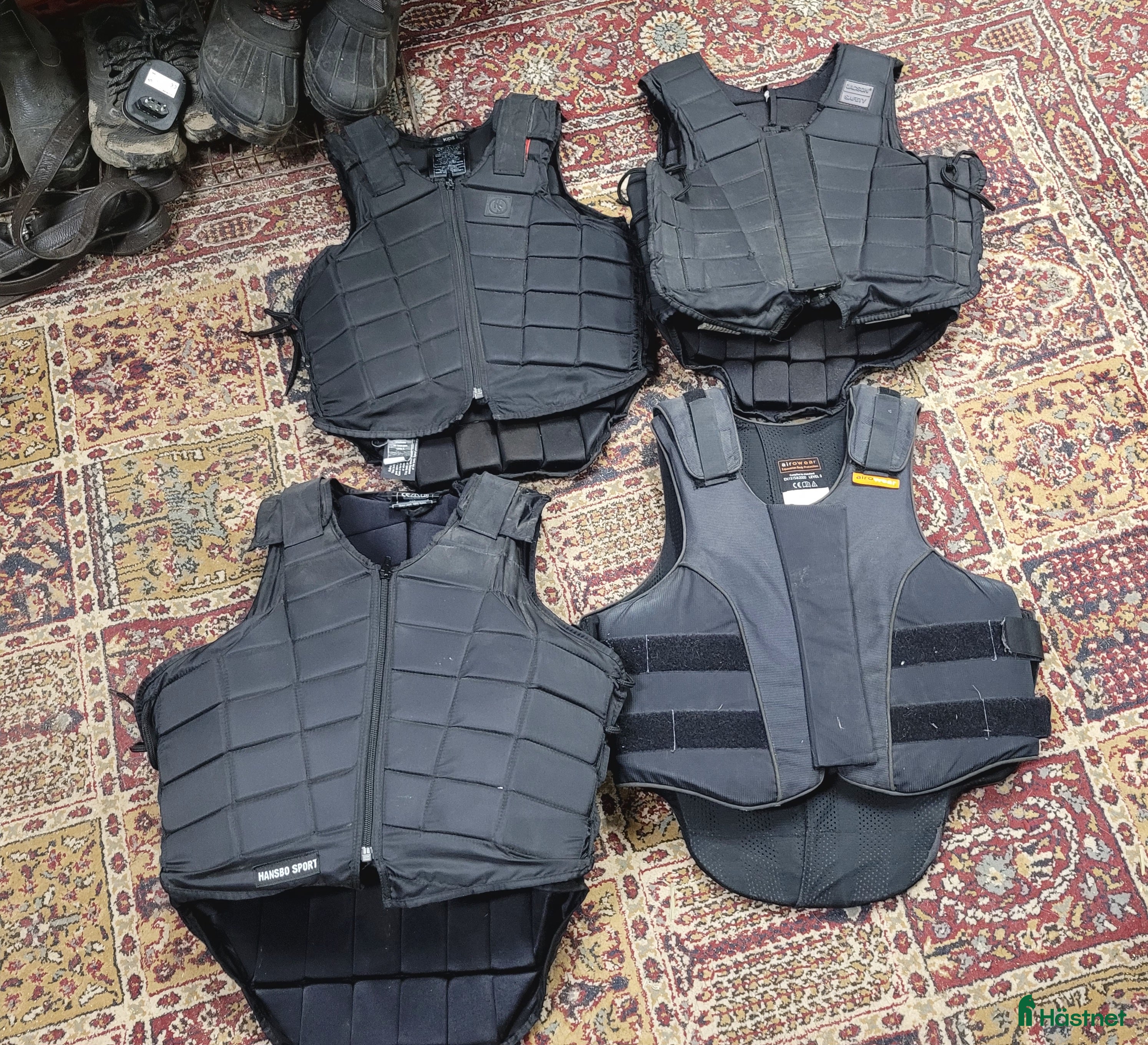 Säkerhetsvästar ryttarutrustning till salu: Säkerhetsväst 4st Airowear mfl i Norrtälje - Annons 1