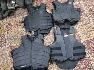 Säkerhetsvästar ryttarutrustning till salu: Säkerhetsväst 4st Airowear mfl i Norrtälje - Annons 3