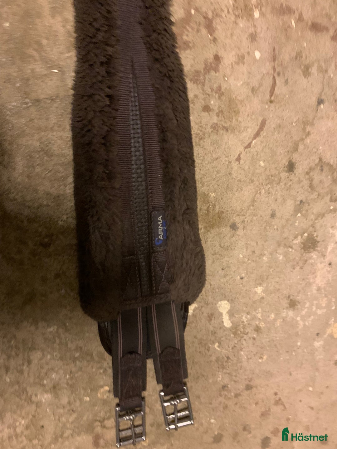 Sadeltillbehör hästutrustning till salu: Arma  Anatomisk Sadelgjord SupaFleece Brun 130cm i Hanaskog - Annons 2