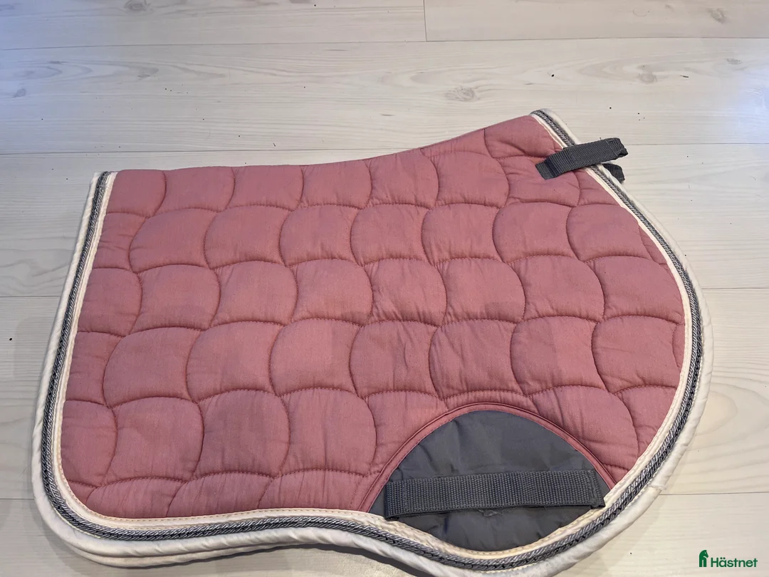 Schabrak & Vojlockar hästutrustning till salu: Rosa trinity schabrak säljes! i Hammarö - Annons 2
