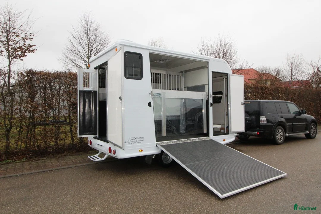 Hästtransporter  fordon & transport till salu: Dickenherr Stuteri med sadelkammare - Annons 1