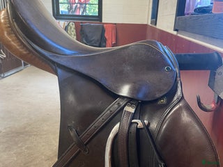 Sadlar hästutrustning till salu: Allround stübben sadel i Lekeryd - Annons 1