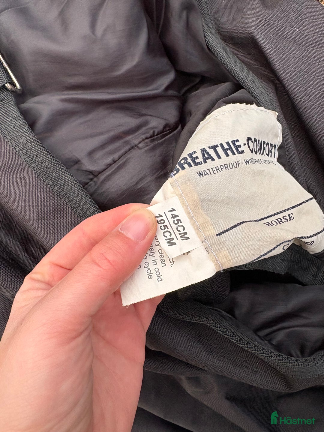 Täcken hästutrustning till salu: Begagnat täcke 100/200 g + hals i Huddinge - Annons 3