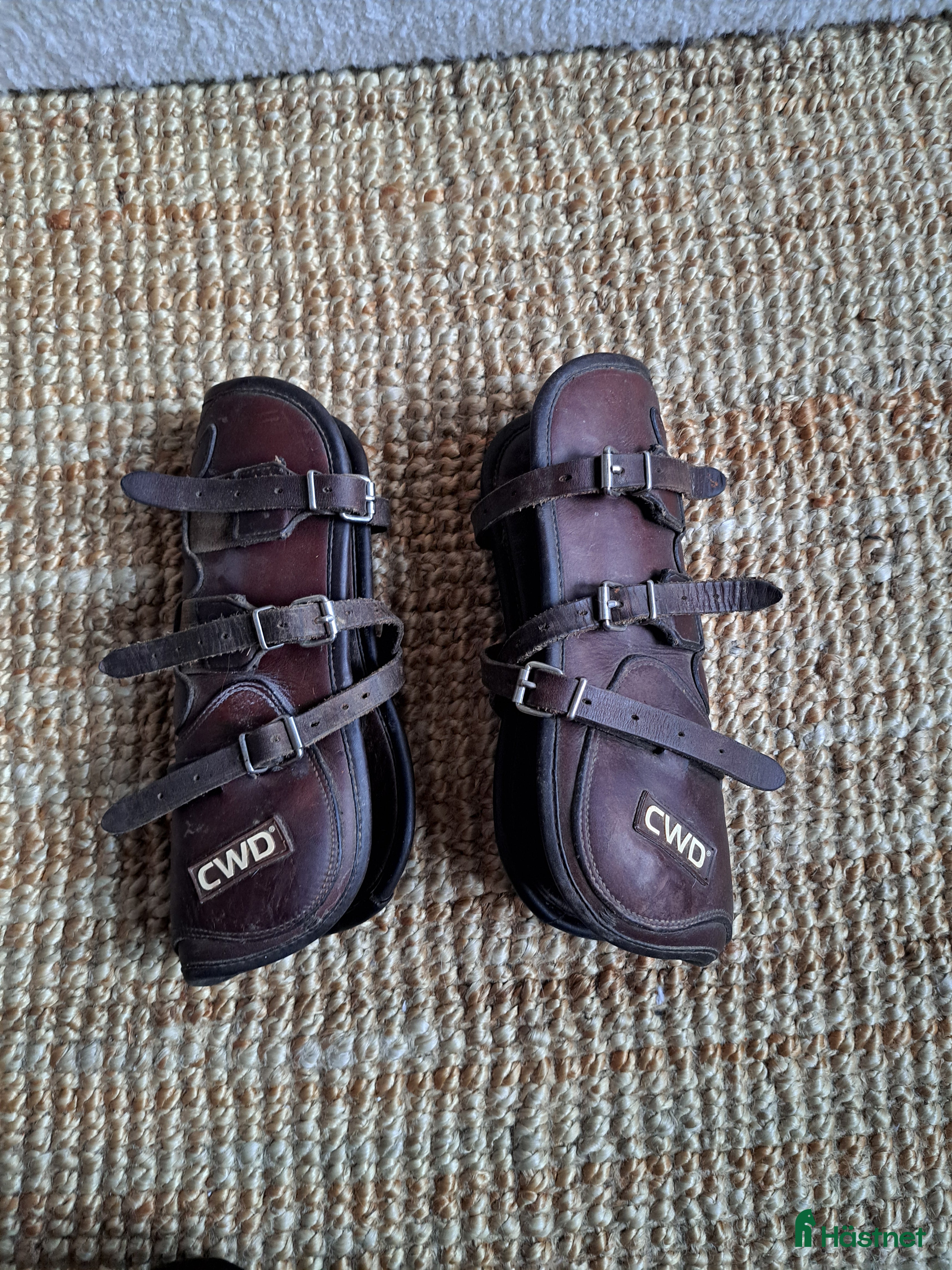 Benskydd hästutrustning till salu: CWD skydd med remmar i Hägersten - Annons 1