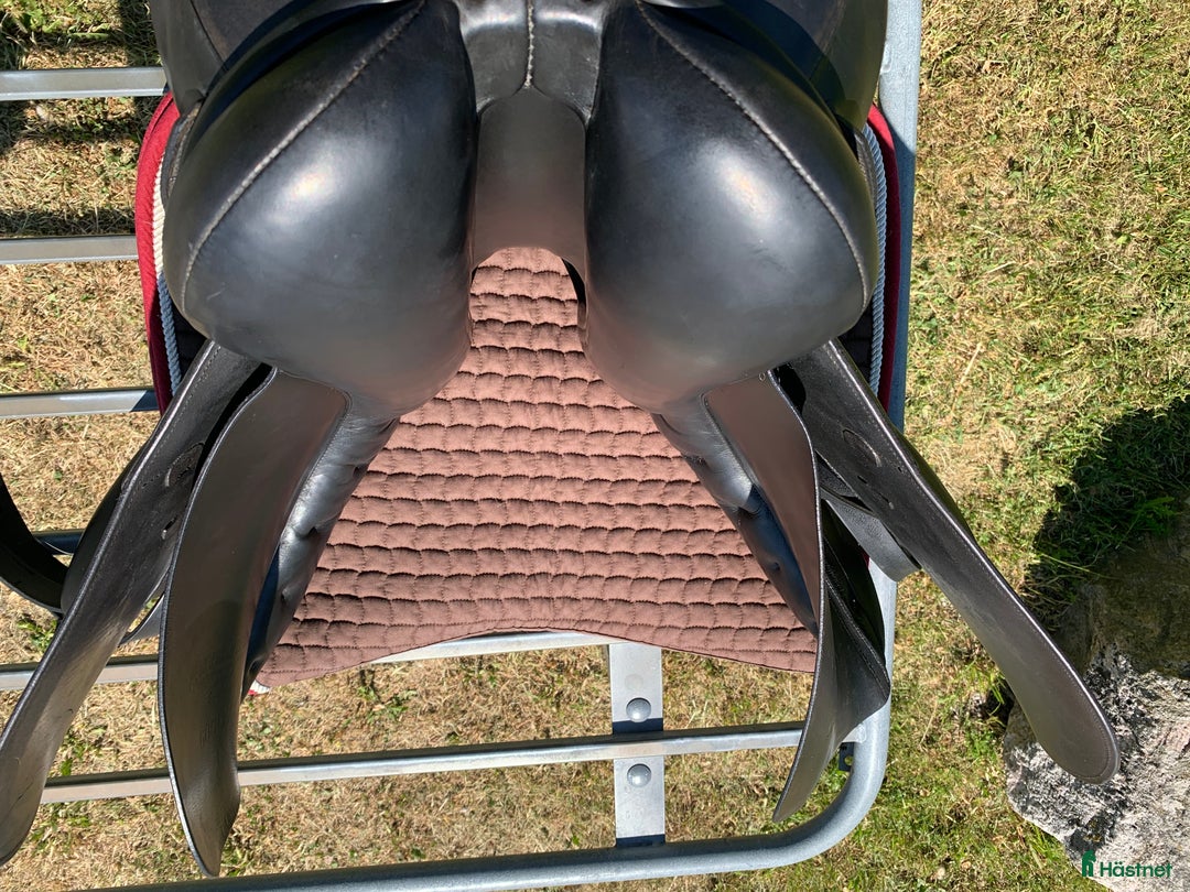 Sadlar hästutrustning till salu: Svart Kieffer med djup sits i Rånäs - Annons 5