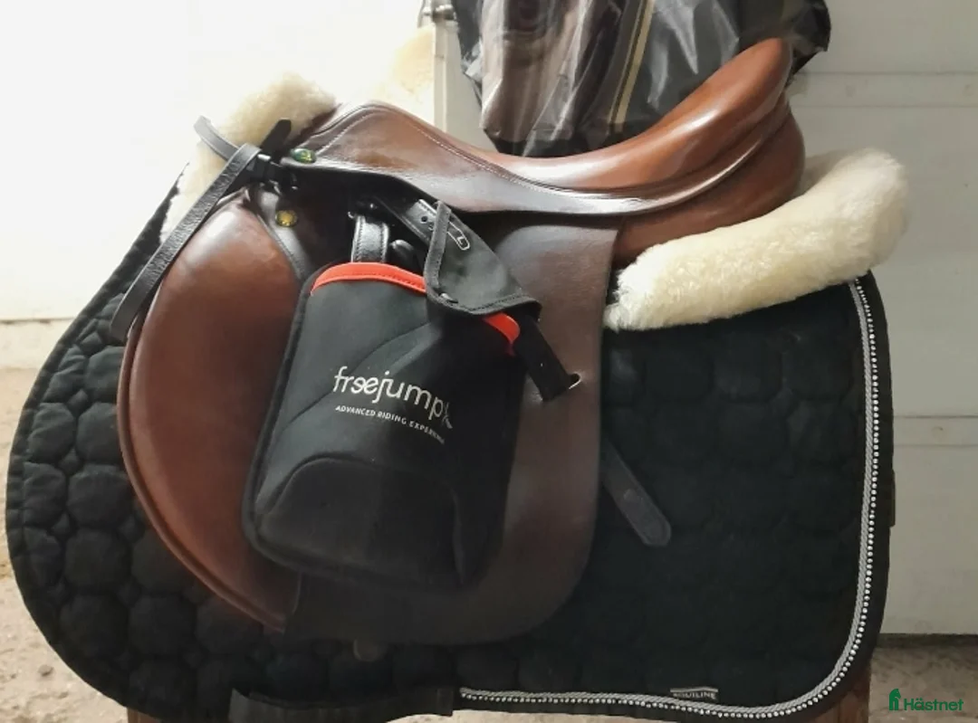 Sadlar hästutrustning till salu: En fin hoppsadel Prestige 16/Vid - Annons 1