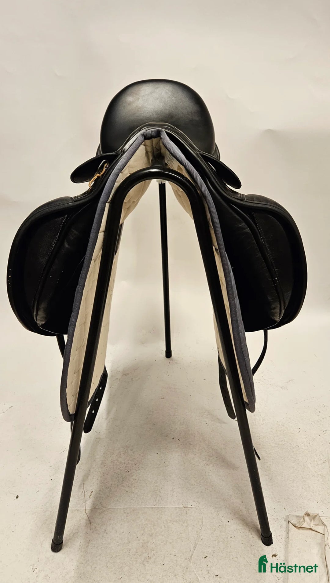 Sadlar hästutrustning till salu: Dressyrsadel från Prestige för mindre ryttare i Enebyberg - Annons 4