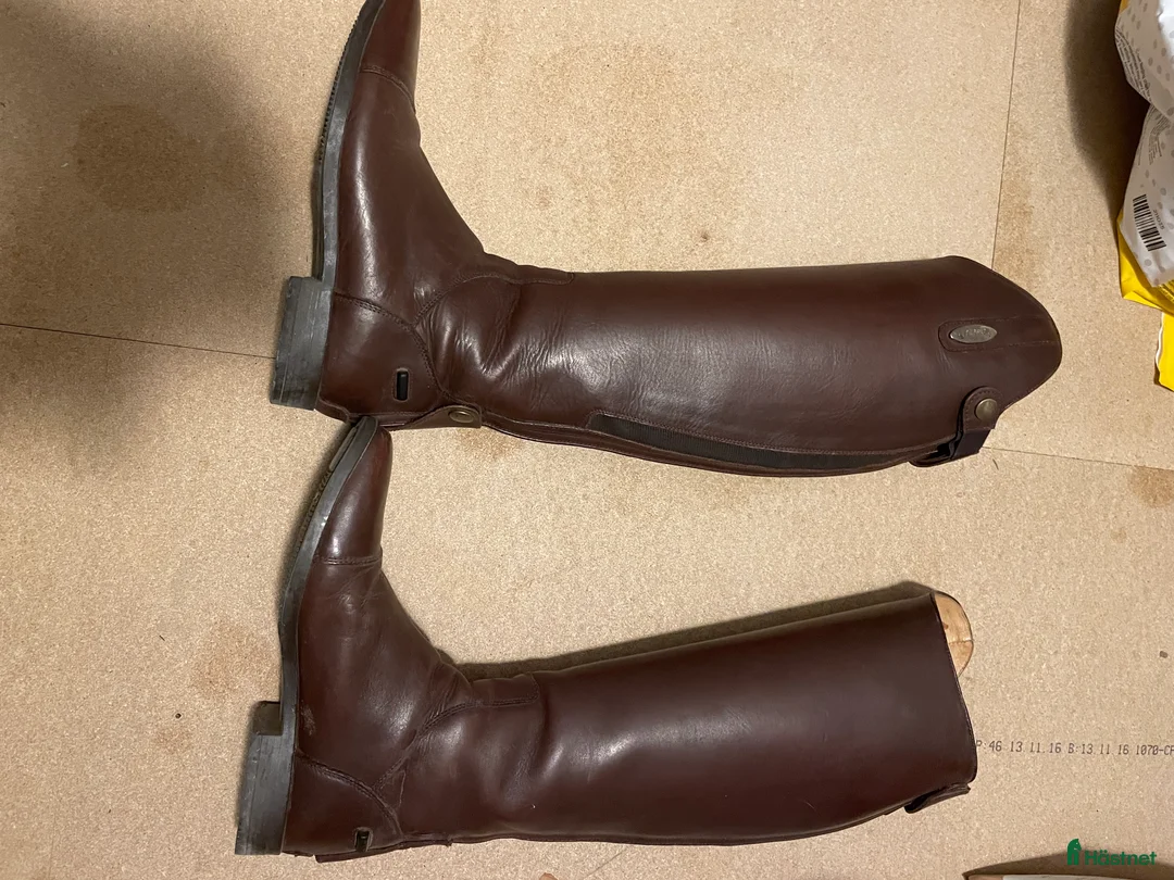 Ridstövlar ryttarutrustning till salu: Bruna ridstövlar i Nyköping - Annons 1