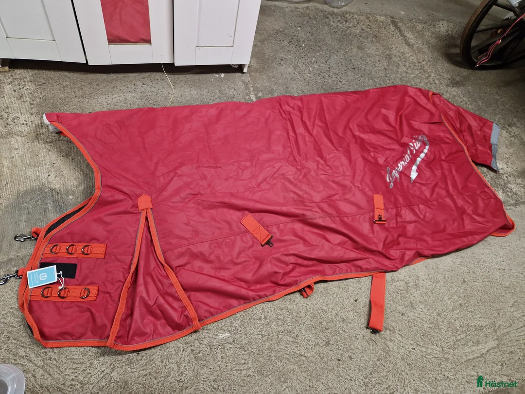 Täcken hästutrustning till salu: Rosa vintertäcke m halvhals helt nytt i Vassmolösa - Annons 1
