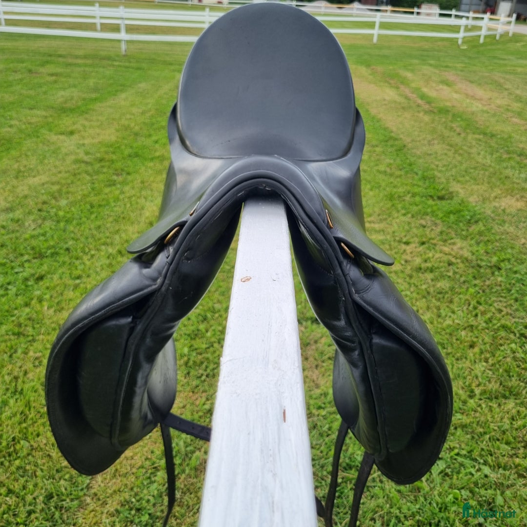 Sadlar hästutrustning till salu: Kentaur dressyrsadel säljes i Skultuna - Annons 1