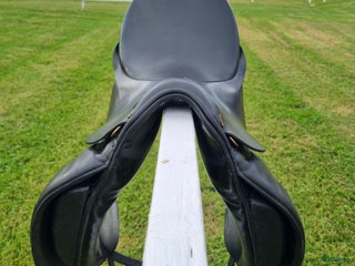 Sadlar hästutrustning till salu: Kentaur dressyrsadel säljes i Skultuna - Annons 21