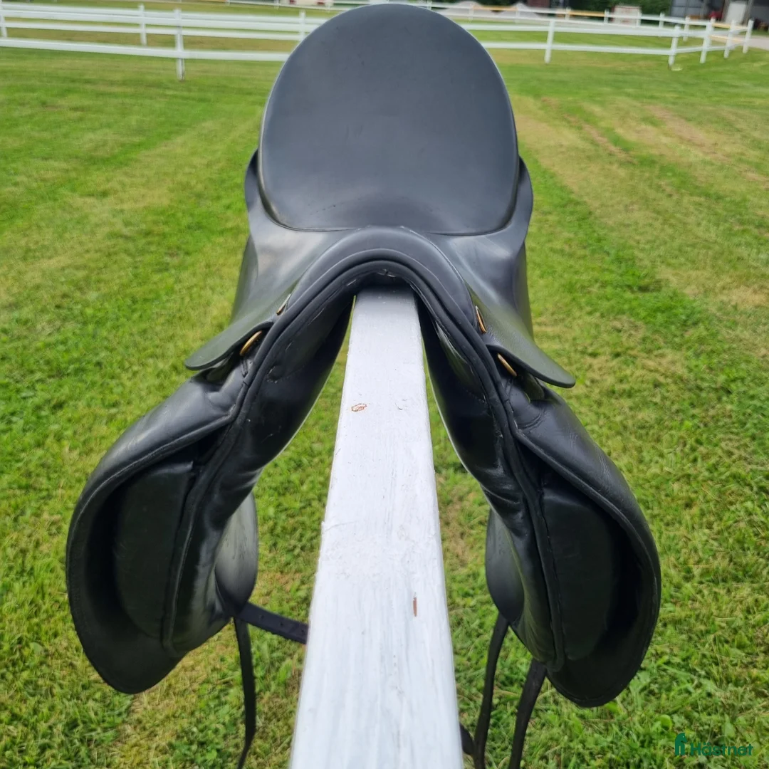 Sadlar hästutrustning till salu: Kentaur (Medea) dressyrsadel 17.5' säljes i Skultuna - Annons 1
