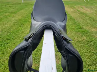 Sadlar hästutrustning Kentaur (Medea) dressyrsadel 17.5' säljes i Skultuna - Annons 3