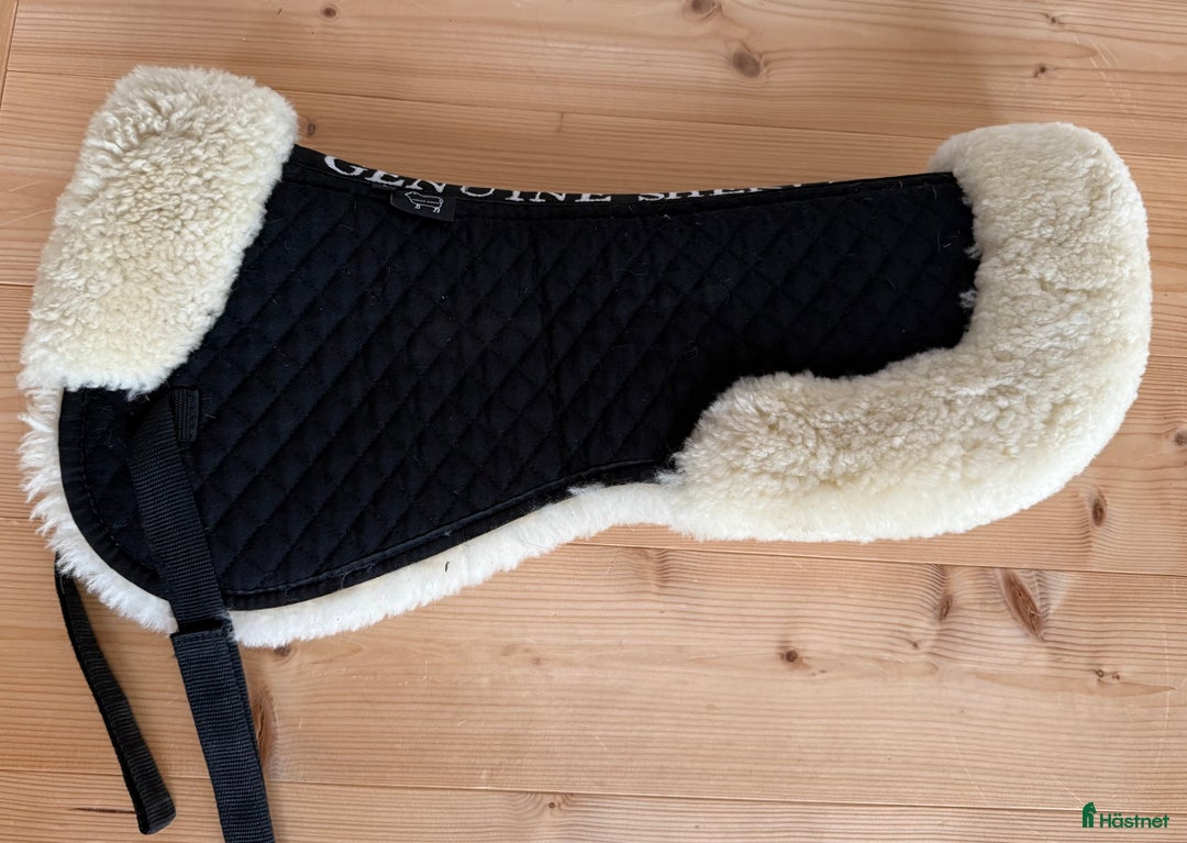 Sadeltillbehör hästutrustning till salu: Genuine Sherpa Fårskinnspad i Staffanstorp - Annons 1
