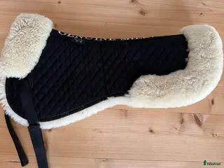 Sadeltillbehör hästutrustning till salu: Genuine Sherpa Fårskinnspad i Staffanstorp - Annons 3