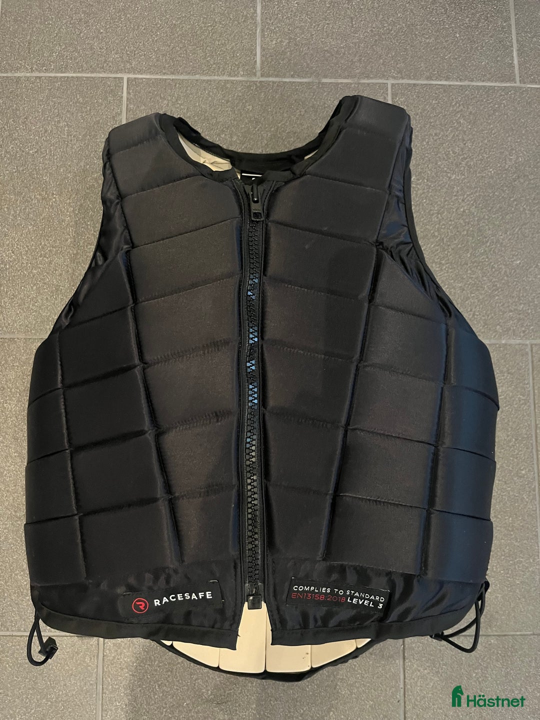 Säkerhetsvästar ryttarutrustning till salu: Racesafe xs  i Örebro - Annons 1