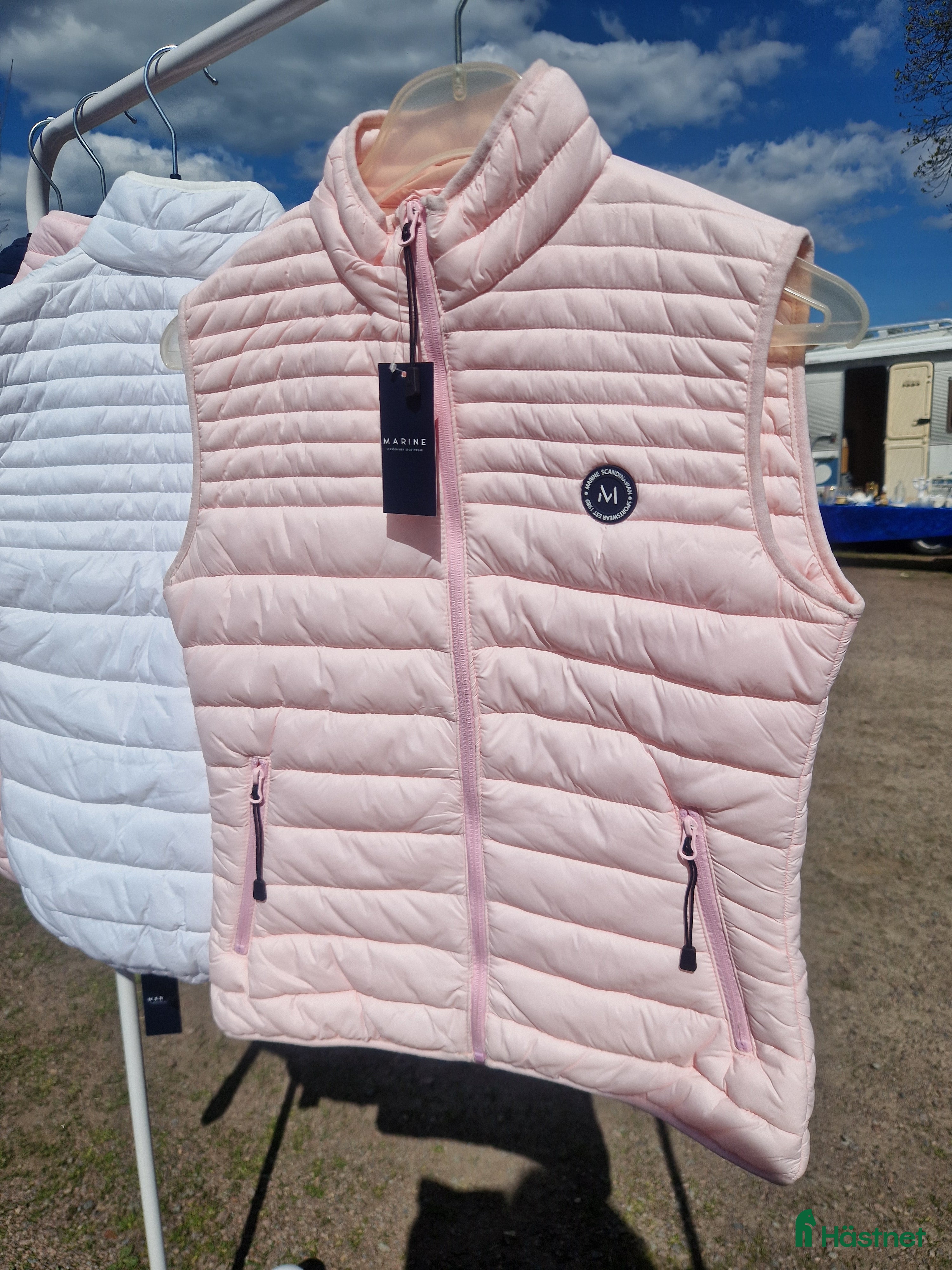 Övrigt Ridkläder ryttarutrustning till salu: Rosa väst helt ny  i Vassmolösa - Annons 3