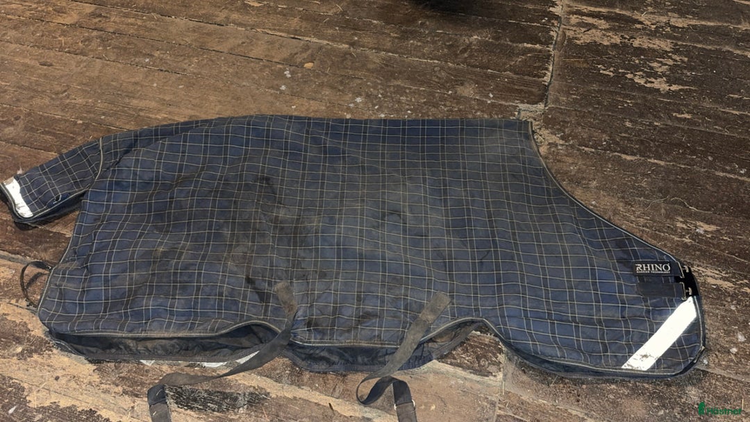 Täcken hästutrustning till salu: Blandade täcken storlek 155 i Sandared - Annons 1