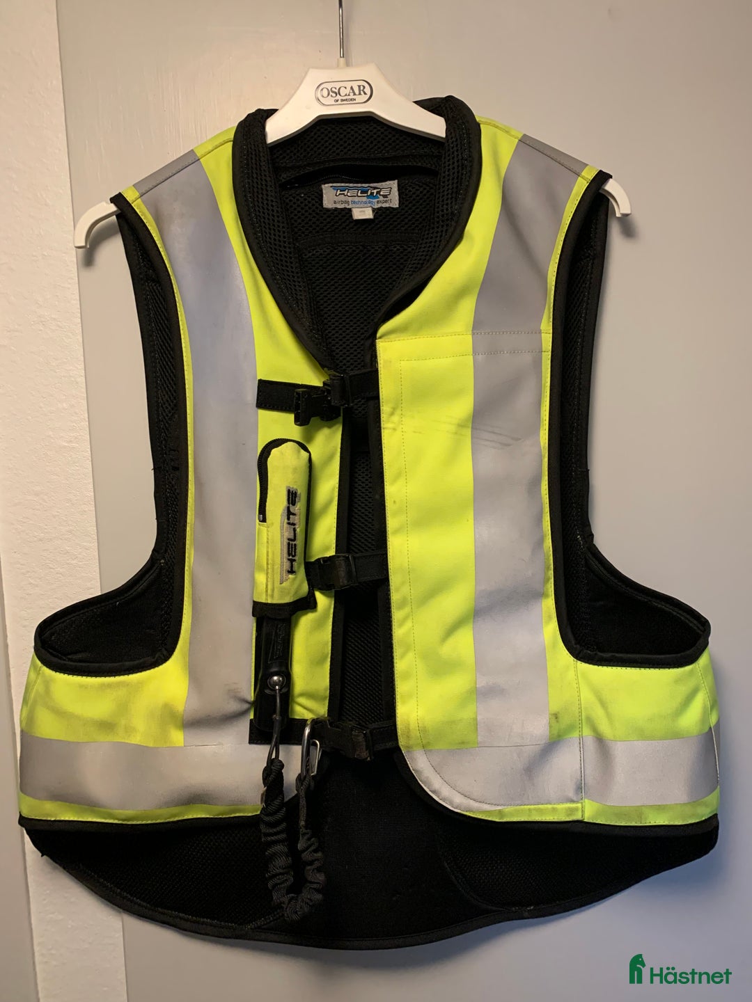 Säkerhetsvästar ryttarutrustning till salu: Säkerhetsväst Helite airbag i Kristianstad - Annons 1