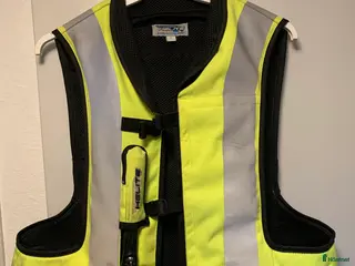 Säkerhetsvästar ryttarutrustning till salu: Säkerhetsväst Helite airbag i Kristianstad - Annons 1