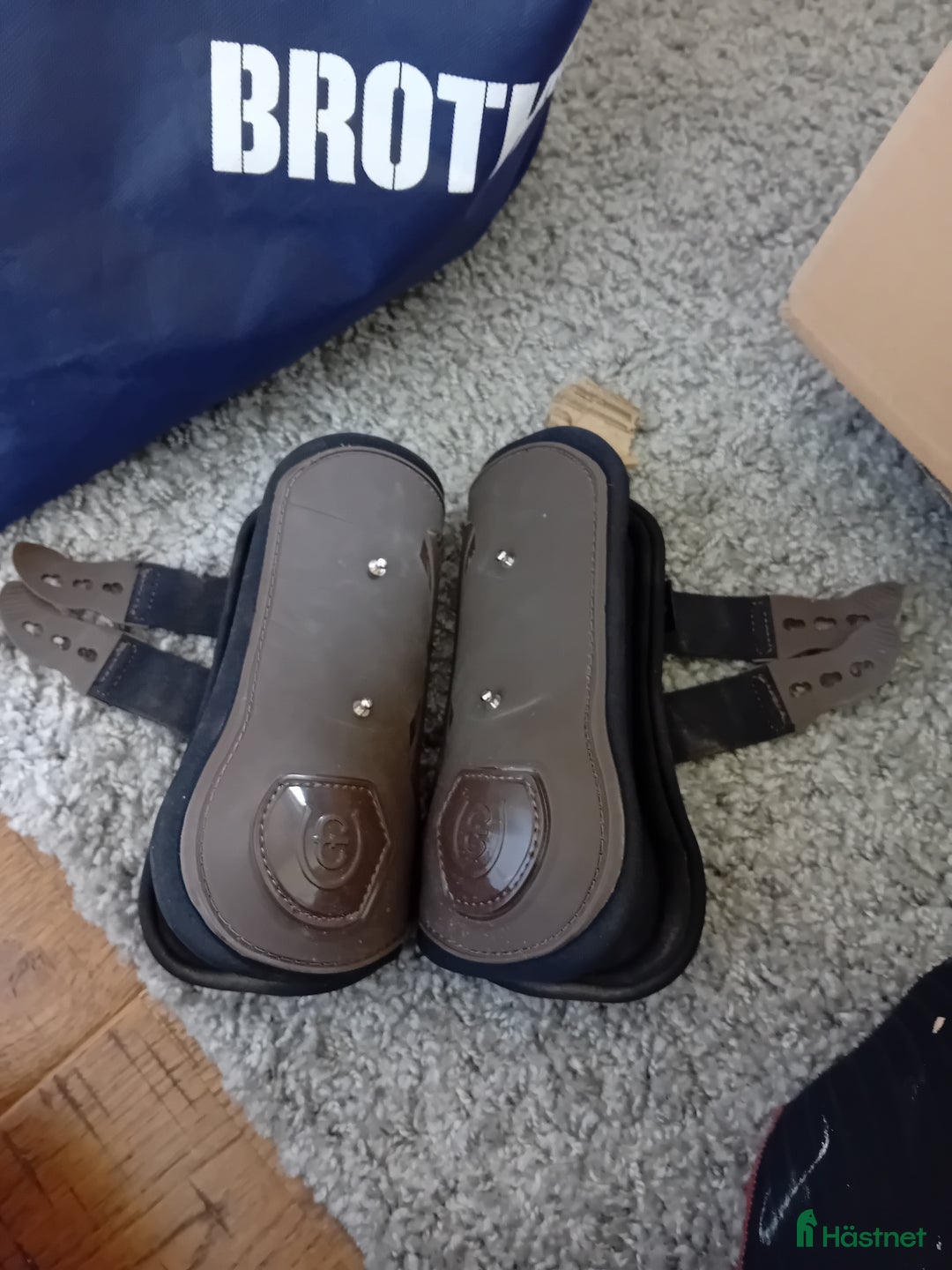 Benskydd hästutrustning till salu: Stockholm equestrian benskydd bruna i Månkarbo - Annons 2