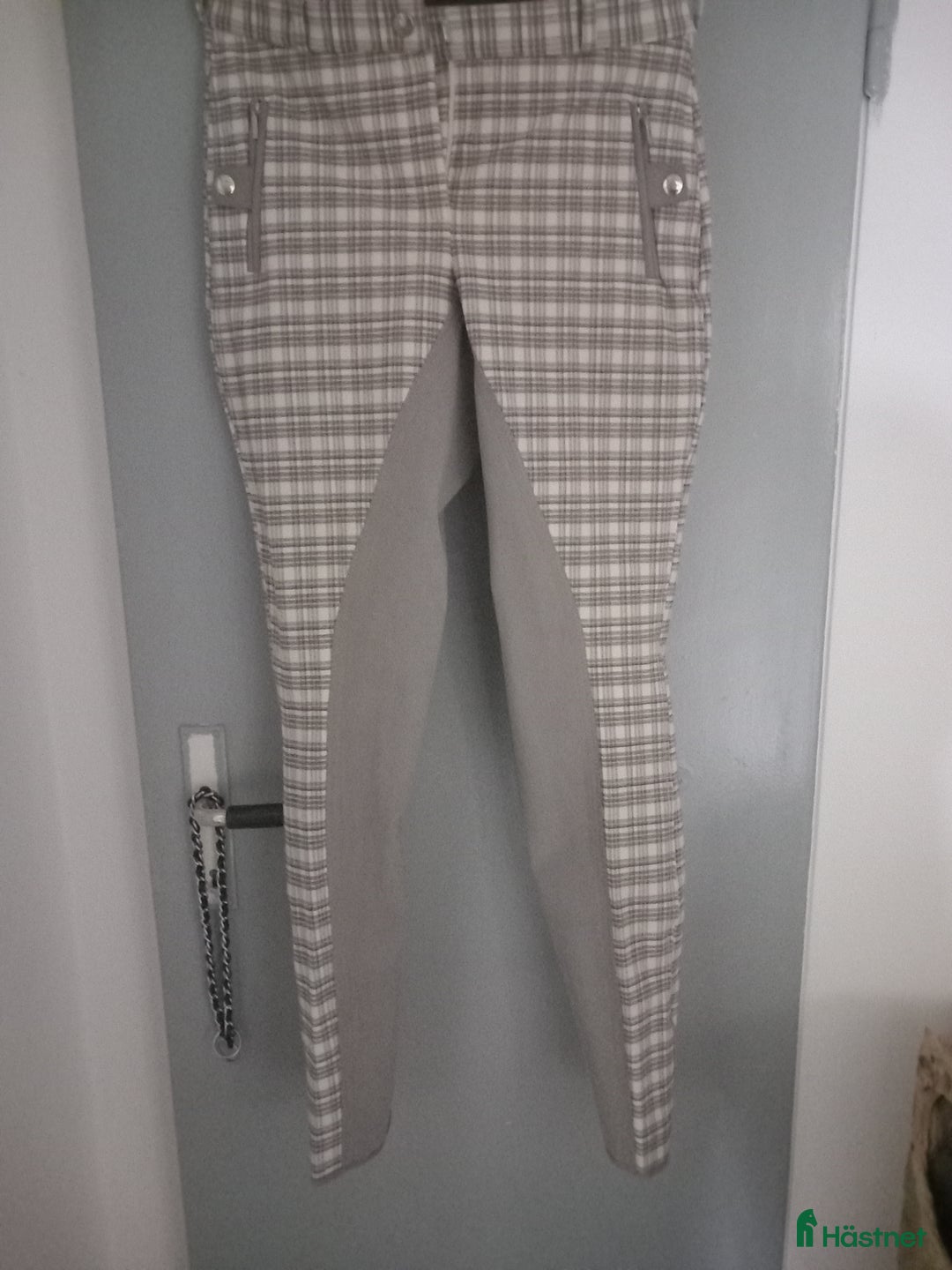 Ridbyxor ryttarutrustning till salu: Nya helskodda ridbyxor i Klässbol - Annons 1