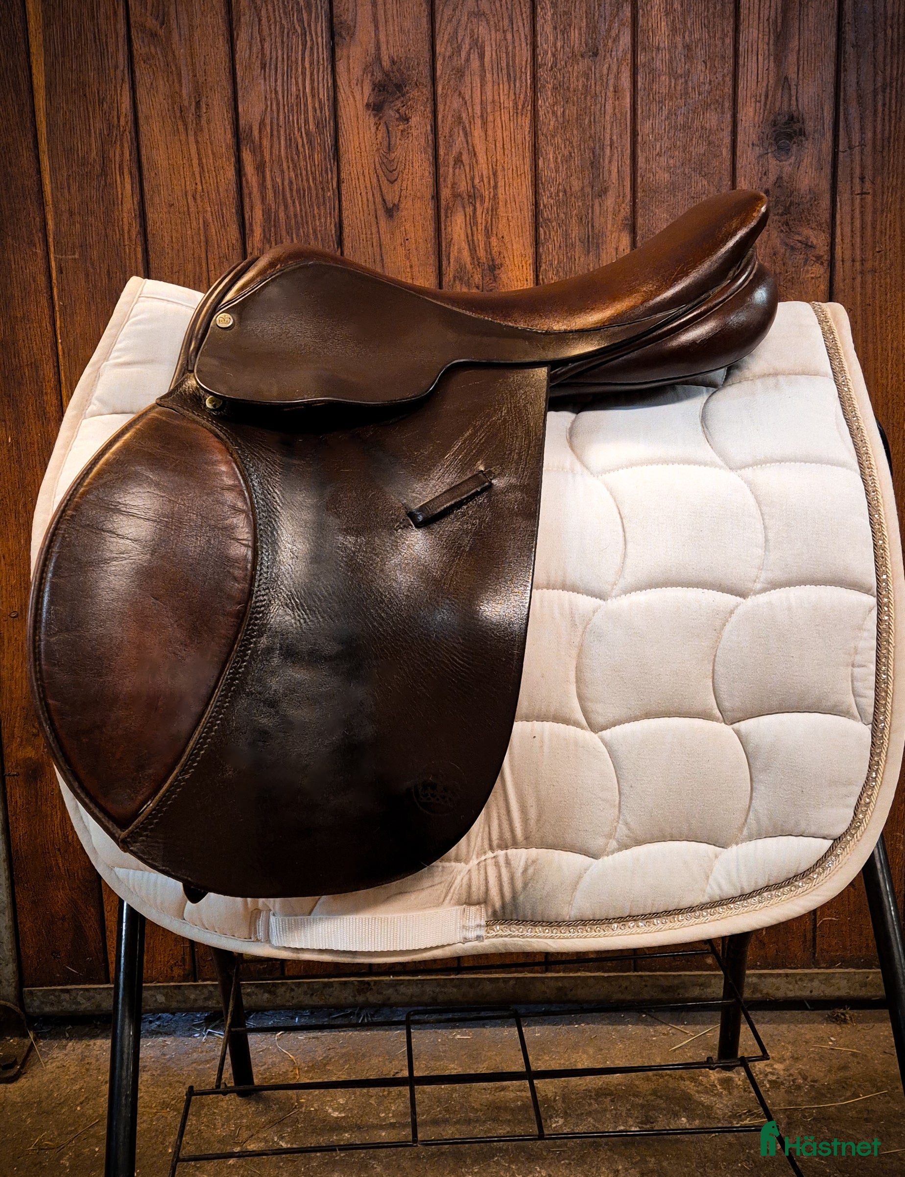 Sadlar hästutrustning till salu: Crown Patriot – klassisk flatback hoppsadel i Åstorp - Annons 5
