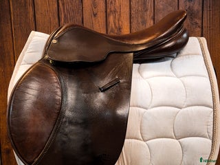 Sadlar hästutrustning till salu: Crown Patriot – klassisk flatback hoppsadel i Åstorp - Annons 6