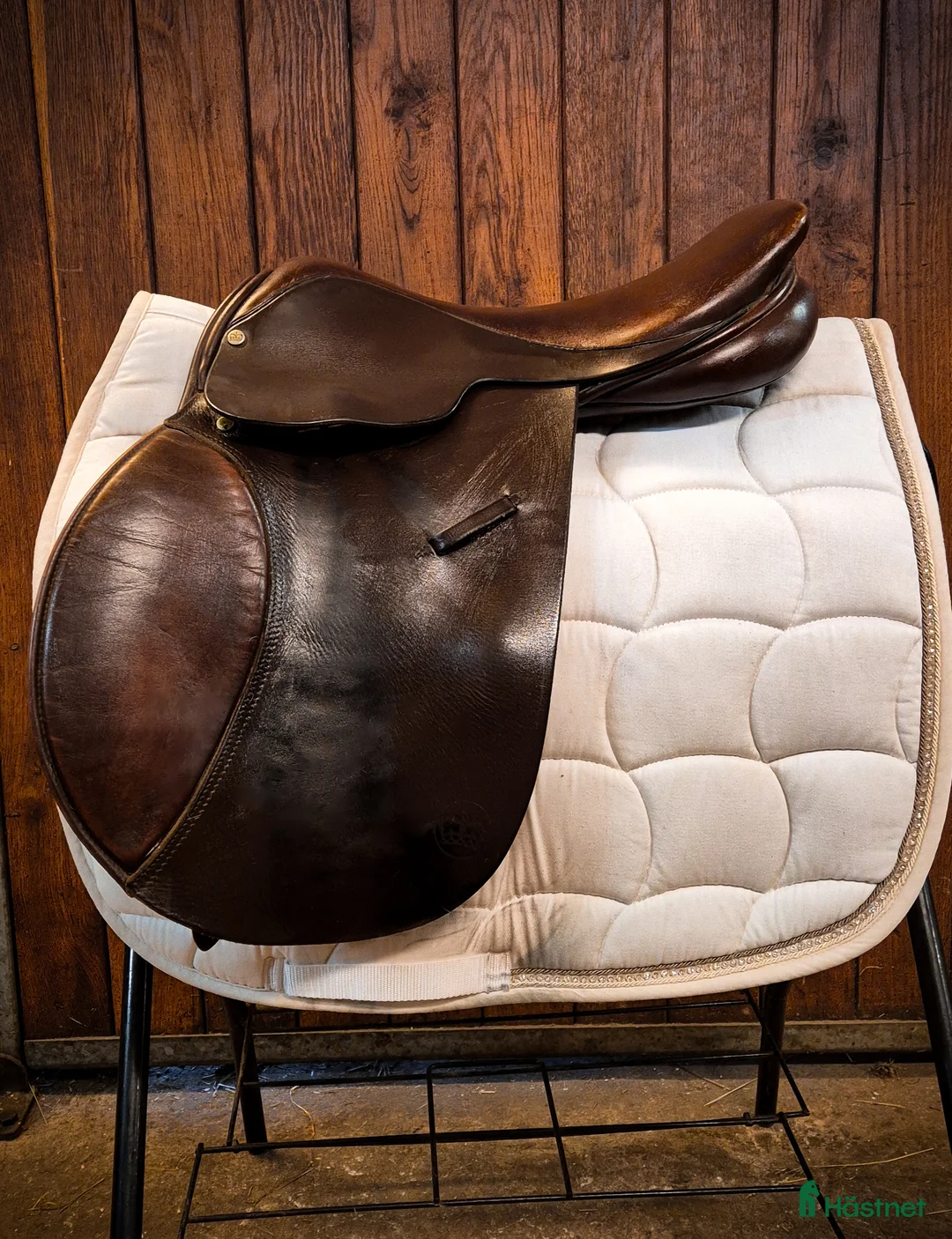 Sadlar hästutrustning till salu: Crown Patriot – klassisk flatback hoppsadel - Annons 1