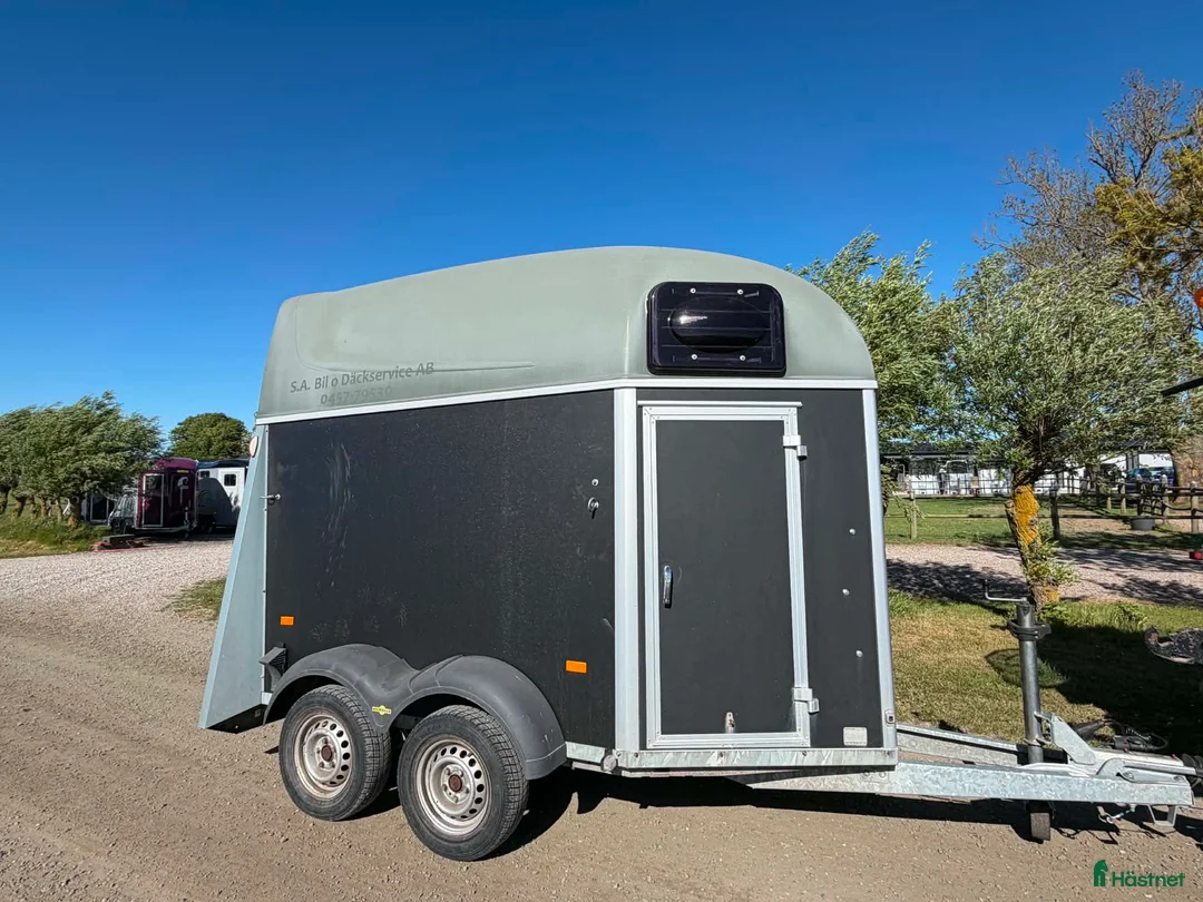 Hästtransporter  fordon & transport till salu: Fin hästtransport med sadelkammare - Annons 2