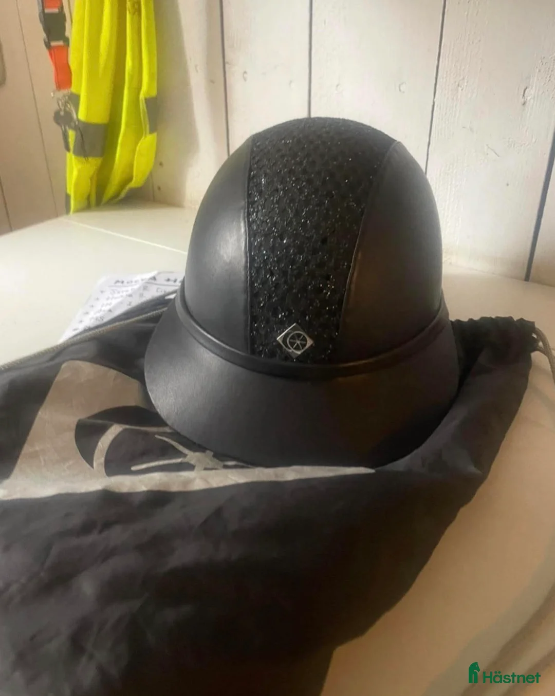 Hjälmar ryttarutrustning till salu: Charles owen sp8  i Söderköping - Annons 1