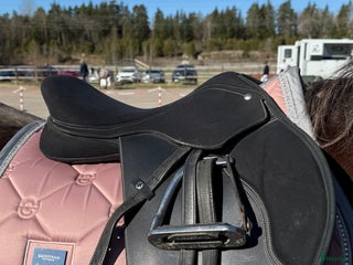 Sadlar hästutrustning till salu: Wintec hoppsadel 16 tum i Åkersberga - Annons 3