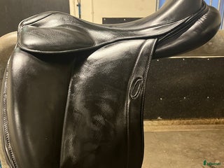 Sadlar hästutrustning till salu: Santa Cruz dressyrsadel. i Kramfors - Annons 13