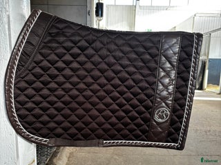 Schabrak & Vojlockar hästutrustning till salu: Ps hoppschabrak i Skattkärr - Annons 4