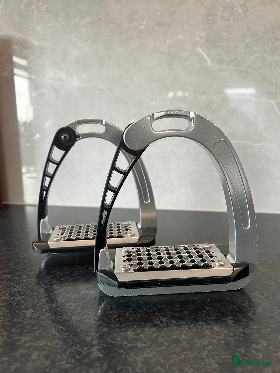 Stigbyglar hästutrustning till salu: Acavallo stigbyglar i Tävelsås - Annons 1