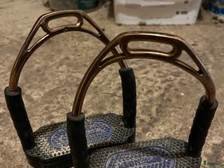 Sadeltillbehör hästutrustning till salu: Sprenger Stigbyglar Bow Balance Bronze i Landsbro - Annons 3