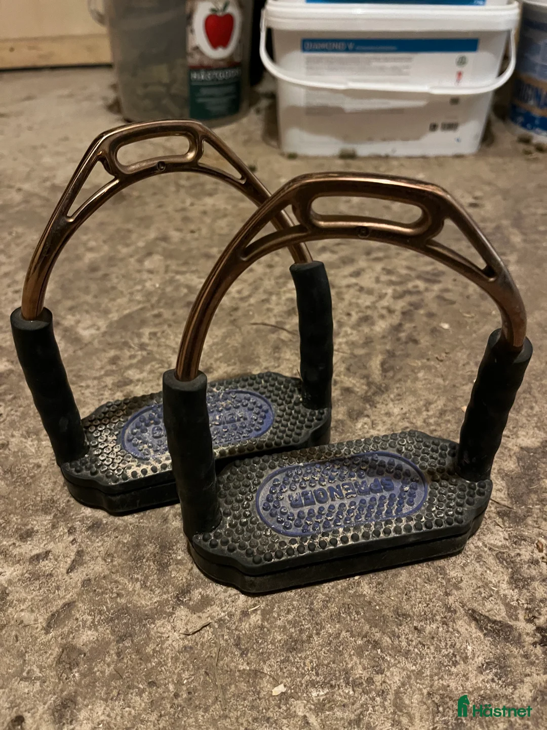 Sadeltillbehör hästutrustning till salu: Sprenger Stigbyglar Bow Balance Bronze i Landsbro - Annons 1