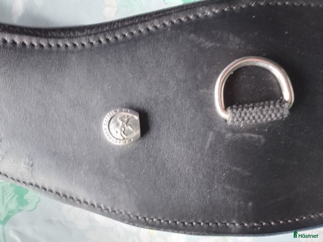 Sadeltillbehör hästutrustning till salu: 70 cm anatomisk sadelgjord. i Fågelmara - Annons 4