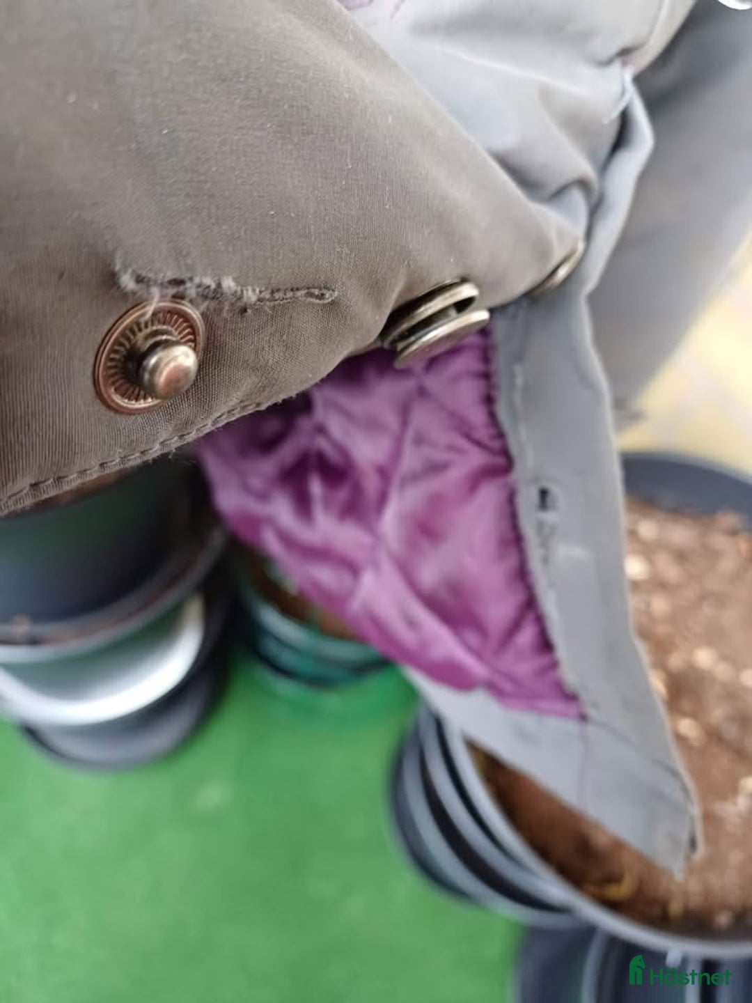 Jackor & Kavajer ryttarutrustning till salu: Bortskänkes stall/rid jacka stl xs Jacson i Malmö - Annons 4