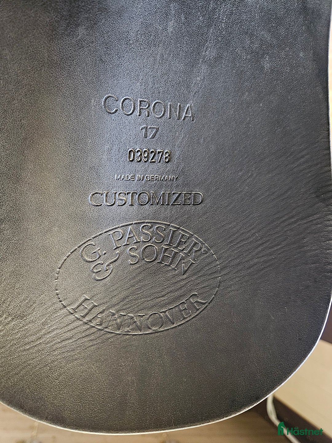 Sadlar hästutrustning till salu: Passier Corona Customized dressyrsadel – 17” i Hässleholm - Annons 4