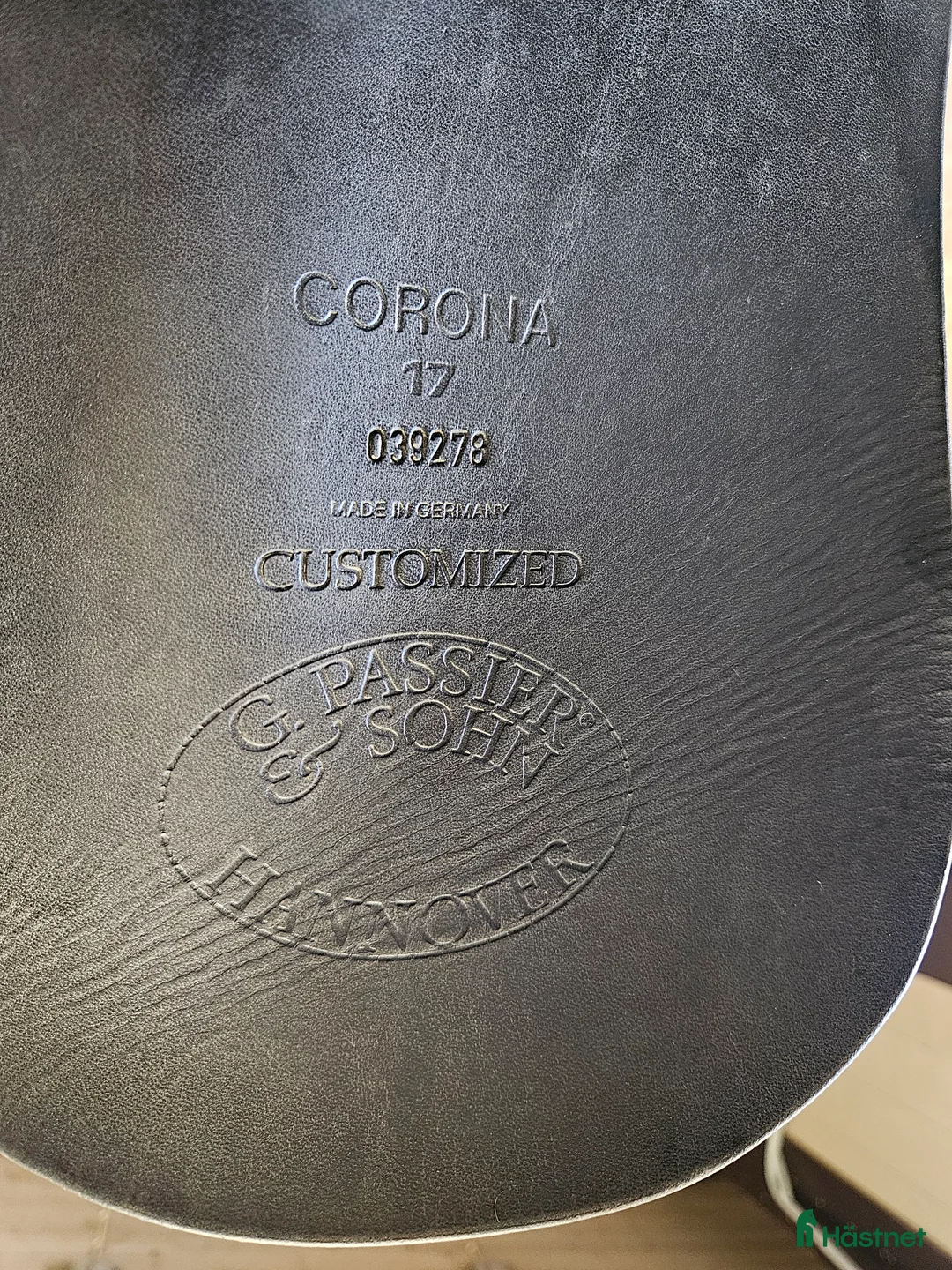 Sadlar hästutrustning till salu: Passier Corona Customized dressyrsadel – 17” i Hässleholm - Annons 4